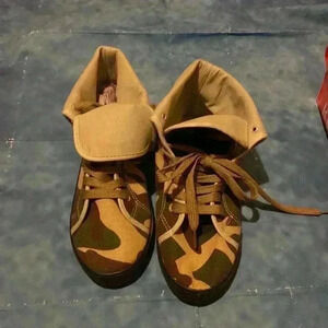 Rockland W’s Camo Fold Over Sneakers Size 8